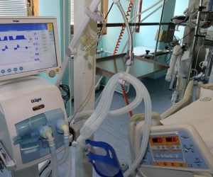 30.10.2015. Rijeka - Ministar zdravja Sinisa Varga posjetio je KBC Rijeka gdje je na Klinickom zavodu za anesteziologiju i intenzivno lijecenje prisustvovao pustanju u rad dva od ukupno osam pristiglih respiratora. Svecanosti su nazocili: sanacijski upravitelj dr Davor Stimac, predstojnik klinike za anesteziologiju i intenzivno lijecenje dr Alen Protic, zamjenik gradonacelnika Marko Filipovic, zamjenica zupana Marina Medaric. Nabavku respiratora financiralo je Ministarstvo zdravlja iznosom od 1.350.000,00 kuna.
Photo: Goran Kovacic/PIXSELL