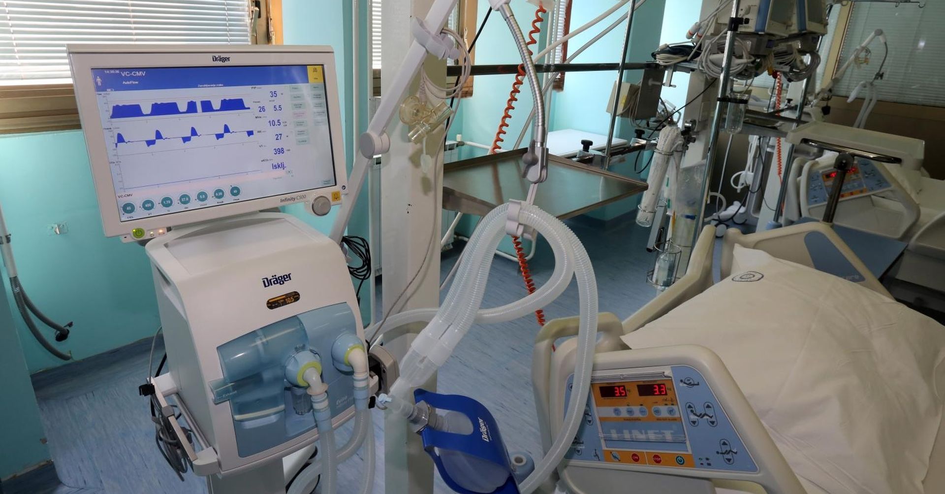 30.10.2015. Rijeka - Ministar zdravja Sinisa Varga posjetio je KBC Rijeka gdje je na Klinickom zavodu za anesteziologiju i intenzivno lijecenje prisustvovao pustanju u rad dva od ukupno osam pristiglih respiratora. Svecanosti su nazocili: sanacijski upravitelj dr Davor Stimac, predstojnik klinike za anesteziologiju i intenzivno lijecenje dr Alen Protic, zamjenik gradonacelnika Marko Filipovic, zamjenica zupana Marina Medaric. Nabavku respiratora financiralo je Ministarstvo zdravlja iznosom od 1.350.000,00 kuna.
Photo: Goran Kovacic/PIXSELL