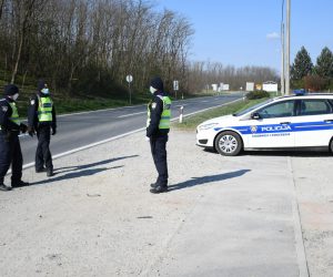 31.03.2020., Virovitica - Uslijed koronavirusa i  naputaka Hrvatskog stozera civilne zastite na virovitickom podrucju policijski djelatnici na svim ulazima i izlazima iz grada na drzavnim cestama zaustavljaju i kontroliraju vozace imaju li valjane propusnice za kretanje. 
Photo:Damir Spehar/PIXSELL