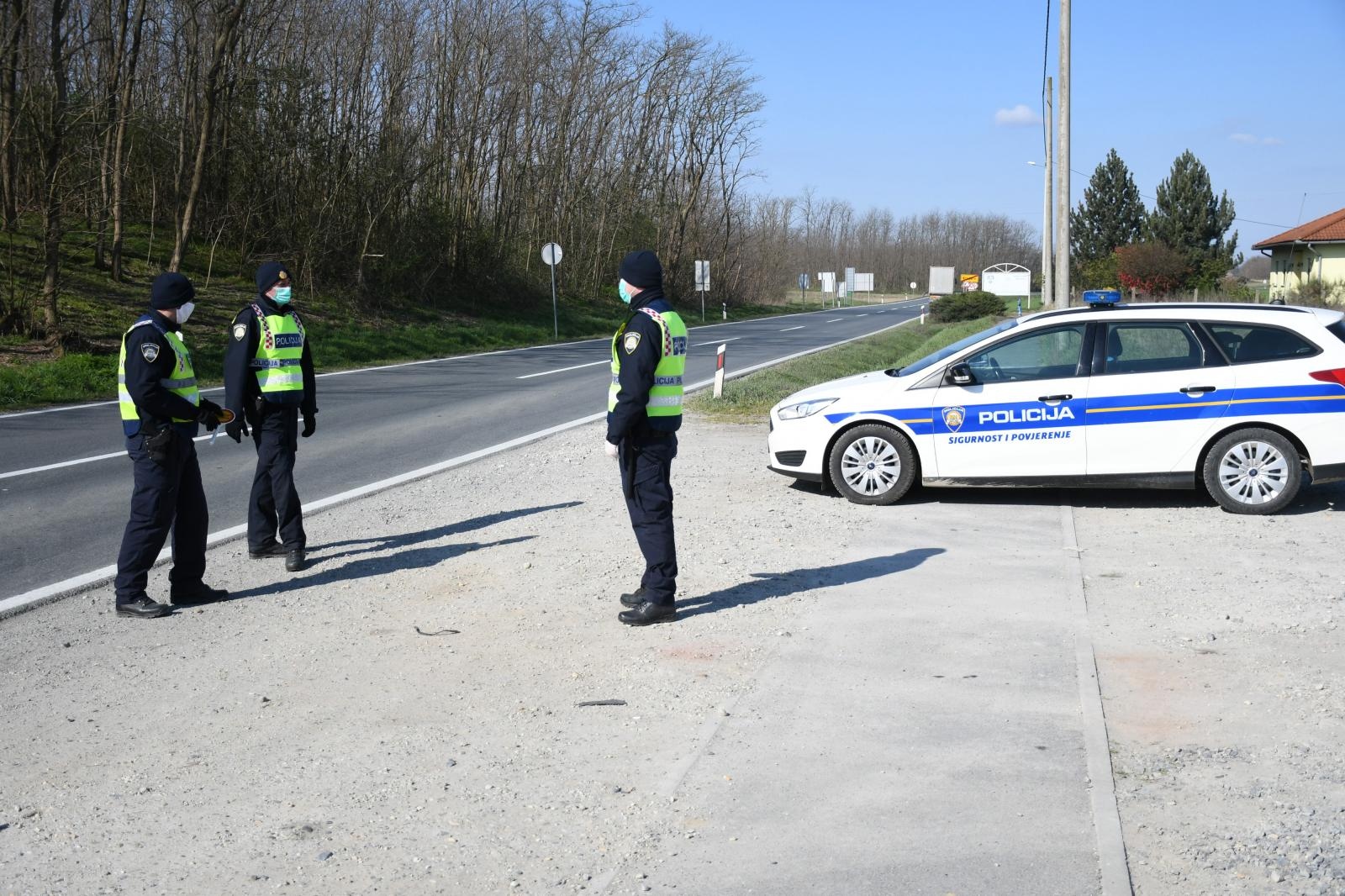 31.03.2020., Virovitica - Uslijed koronavirusa i  naputaka Hrvatskog stozera civilne zastite na virovitickom podrucju policijski djelatnici na svim ulazima i izlazima iz grada na drzavnim cestama zaustavljaju i kontroliraju vozace imaju li valjane propusnice za kretanje. 
Photo:Damir Spehar/PIXSELL
