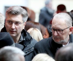31.12.2019., Zagreb - Na zagrebackoj spici Andrej Plenkovic u drustvu Davora Bozinovica i prijatelja popio kavu u popularnom kaficu Buldog. Photo: Sanjin Strukic/PIXSELL