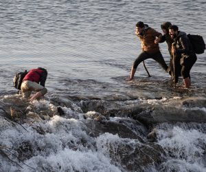 Migrants cross Meric river as they walk towards the Turkey's Pazarkule border crossing with Greece's Kastanies, near Edirne Migrants cross Meric river as they walk towards the Turkey's Pazarkule border crossing with Greece's Kastanies, near Edirne, Turkey March 1, 2020. REUTERS/Marko Djurica     TPX IMAGES OF THE DAY MARKO DJURICA