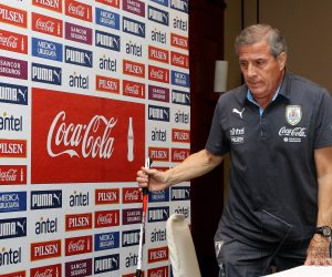 Guayaquil, 11 de nov. del 2015 (Andes).-Oscar Tabárez DT. de la selección uruguaya durante la rueda de prensa que ofrecieron en Guayaquil.
Foto:César Muñoz/Andes