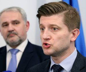 Zagreb, 11.03.2020.- Zbog ekonomskih utjecaja koronavirusa u Ministarstvu financija odran je sastanak predstavnika HUP-a, HGK, HBOR-a i HUB-a s ministrima. Na fotografiji glavni direktor HUP-a Davor Majetiæ, ministar financija Zdravko Mariæ tijekom izjave za medije. foto HINA/ Lana SLIVAR DOMINIÆ/ lsd