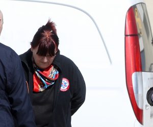 Zagreb, 21.03.2020 - Dio zatitne opreme koji je sinoæ stigao kao donacija anonimnog eika iz Ujedinjenih Arapskih Emirata, smjeten je u skladitu Ravnateljstva Civilne zatite u Zagrebu. Oprema æe biti rasporeðena po medicinskim ustanovama za zatitu od moguæe zaraze koronavirusom. Na slici ravnatelj Civilne zatite Damir Trut, ravnateljica Hrvatskog zavoda za hitnu medicinu Maja Grba Bujeviæ i ministar zdravstva Vili Bero ispred skladita sa doniranom opremom. foto HINA/ Damir SENÈAR/ ds