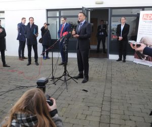 epa08315897 Journalists observe social distancing while Irish Prime Minister (An Taoiseach) Leo Varadkar (C) speaks to them in Dublin City in Dublin City, Ireland, 23 March 2020.   Ireland currenty has approximately 1,000 cases of Covid-19 and  is opening up to 50 test centres around the country.  EPA/AIDAN CRAWLEY