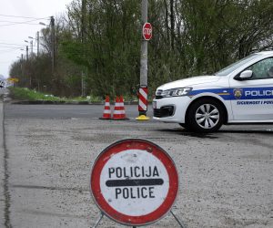 Zagreb, 24.3.2020 - Policija je počela provoditi mjere Stožera civilne zaštite RH o zabrani napuštanja mjesta prebivališta i stalnog boravka u RH.Na slici izlazak iz Dugog Sela.foto HINA/ Tomislav PAVLEK/tp