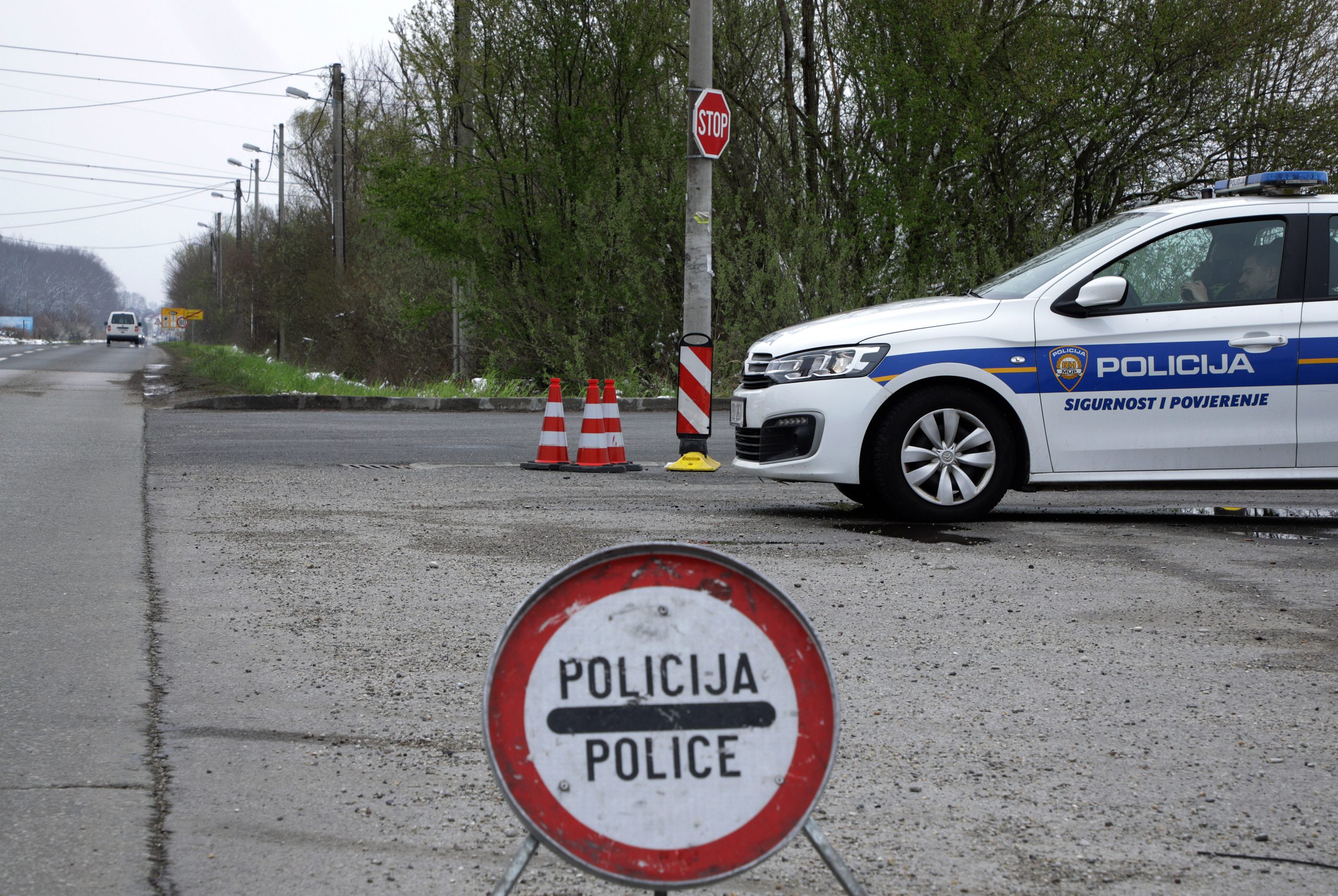 Zagreb, 24.3.2020 - Policija je počela provoditi mjere Stožera civilne zaštite RH o zabrani napuštanja mjesta prebivališta i stalnog boravka u RH.Na slici izlazak iz Dugog Sela.foto HINA/ Tomislav PAVLEK/tp