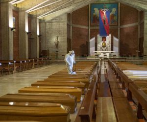 epa08321378 Soldiers of Italian Army take charge of 45 coffins at San Giuseppe Church at Seriate (Bergamo), Italy, 25 March 2020. The coffins will be transported to Ferrara's crematorium.  EPA/Andrea Fasani