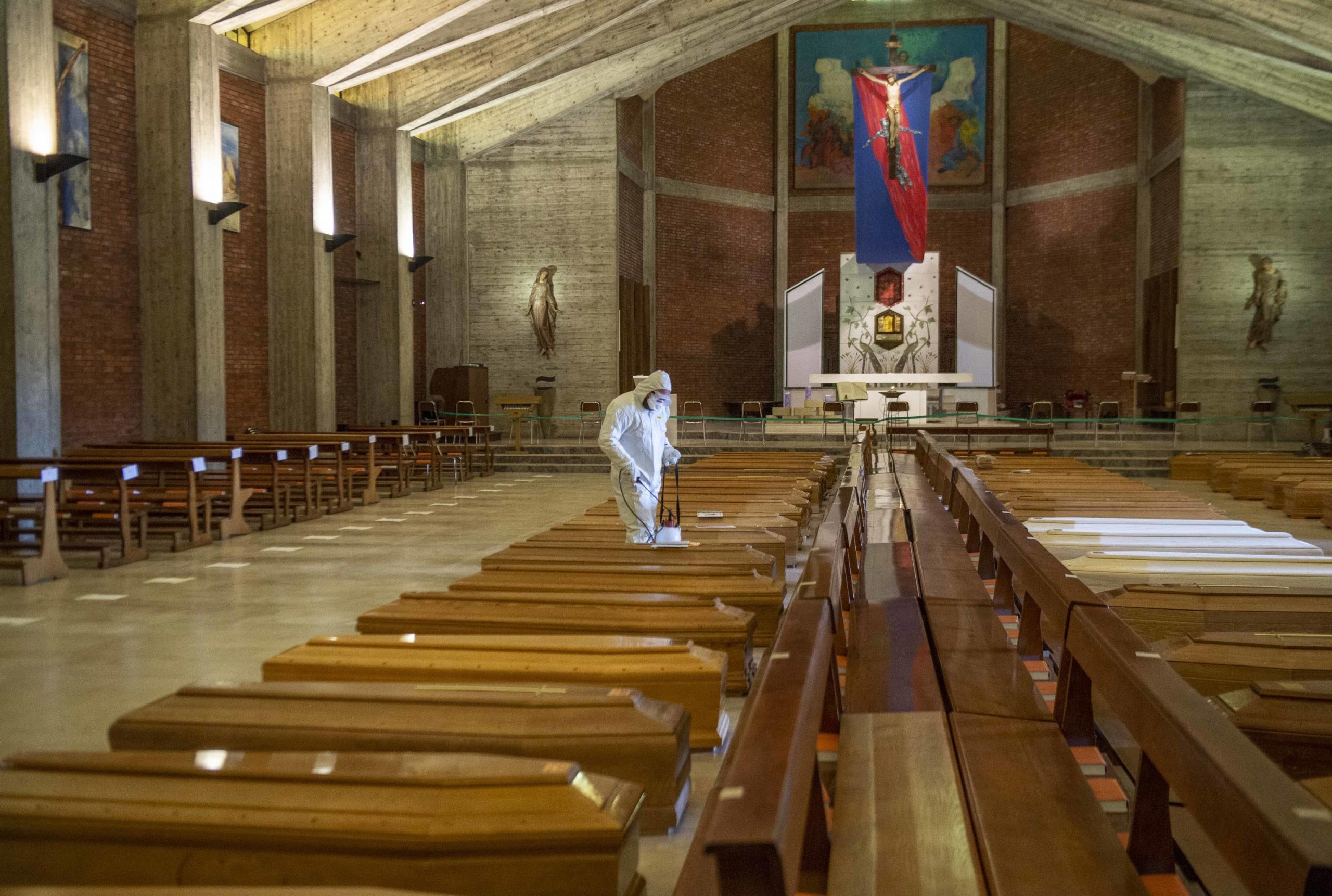 epa08321378 Soldiers of Italian Army take charge of 45 coffins at San Giuseppe Church at Seriate (Bergamo), Italy, 25 March 2020. The coffins will be transported to Ferrara's crematorium.  EPA/Andrea Fasani