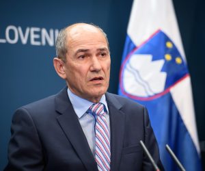 Ljubljana, 29.03.2020. - Kako bi sprijecila irenje koronavirusa slovenska vlada donijela je odluku po kojoj od ponoci na ponedjeljak gradani ne smiju naputati podrucje opcine u kojoj ive, uz izuzetke poput odlaska na posao. Na fotografiji predsjednik vlade Republike Slovenije Janez Jana. foto HINA/ STA/ Neboja Tejic/ t