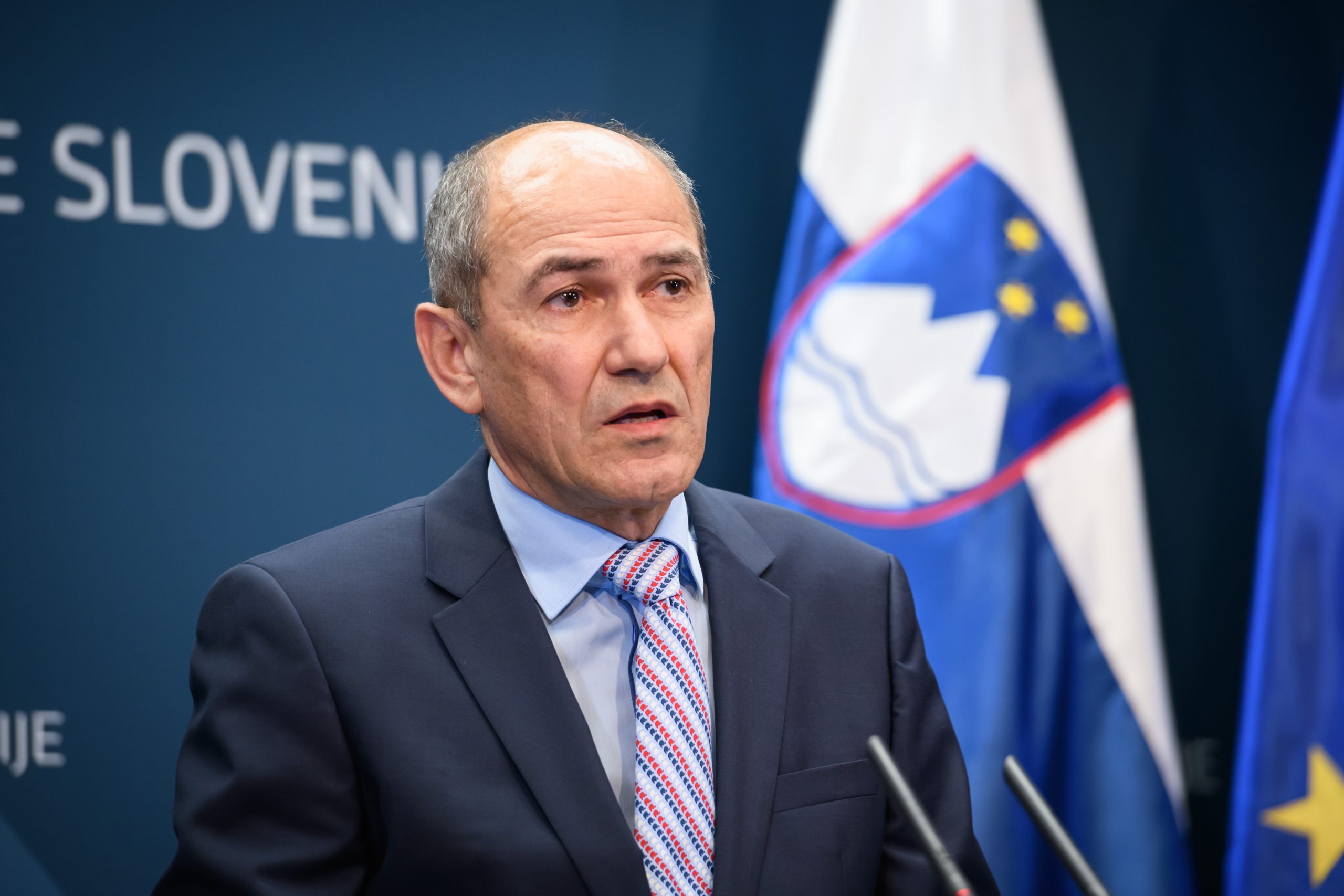 Ljubljana, 29.03.2020. - Kako bi sprijecila irenje koronavirusa slovenska vlada donijela je odluku po kojoj od ponoci na ponedjeljak gradani ne smiju naputati podrucje opcine u kojoj ive, uz izuzetke poput odlaska na posao. Na fotografiji predsjednik vlade Republike Slovenije Janez Jana. foto HINA/ STA/ Neboja Tejic/ t