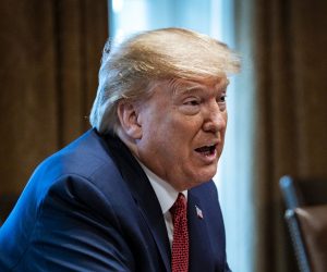 epa08330973 United States President Donald Trump speaks with representatives of supply chain distributors during a meeting regarding the coronavirus pandemic, in the Cabinet Room of the West Wing at the White House, Washington, DC USA, 29 March 2020.  EPA/Pete Marovich / POOL