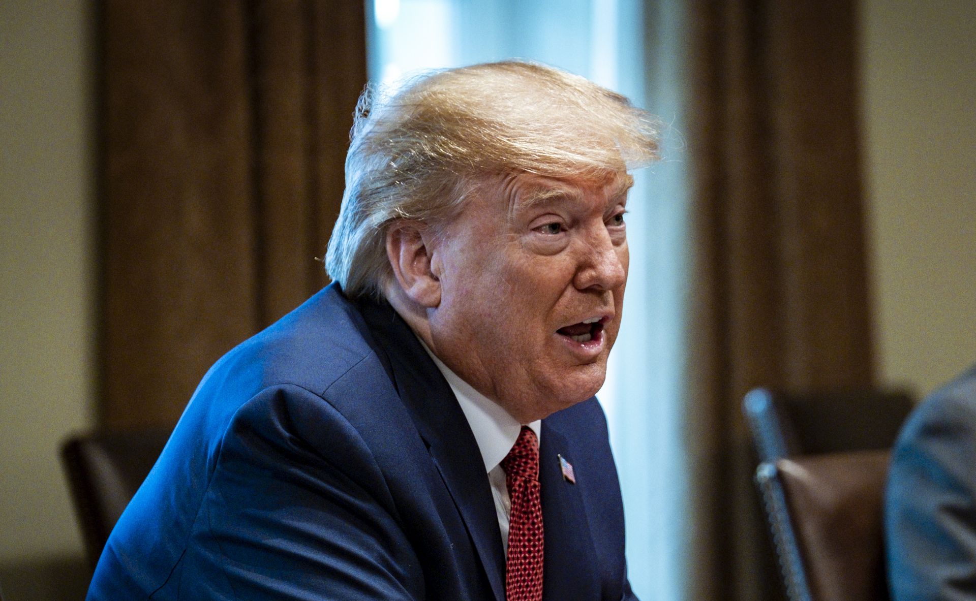 epa08330973 United States President Donald Trump speaks with representatives of supply chain distributors during a meeting regarding the coronavirus pandemic, in the Cabinet Room of the West Wing at the White House, Washington, DC USA, 29 March 2020.  EPA/Pete Marovich / POOL