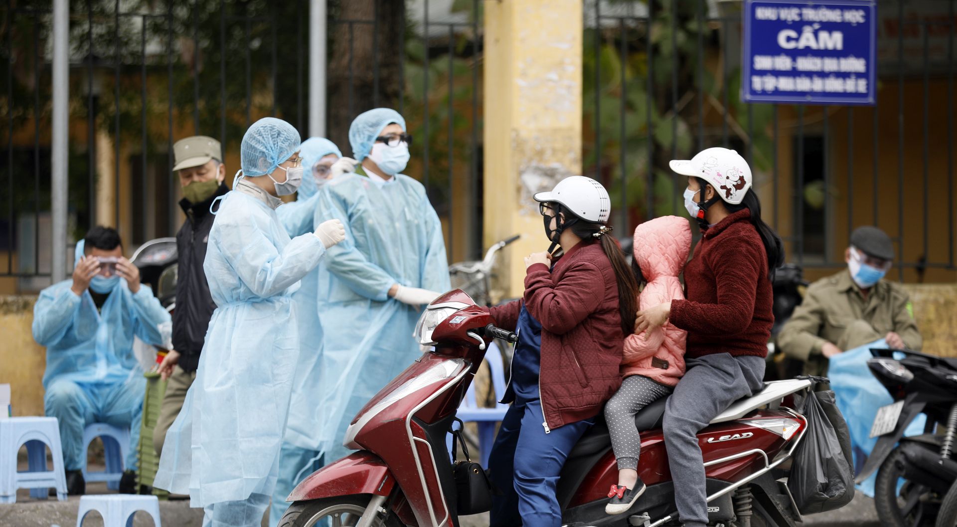 epa08333760 Local policemen talk to residents outside a makeshift rapid testing centre, in Hanoi, Vietnam 31 March 2020. Vietnam currently has 148 active cases ​of coronavirus. Vietnamese Prime Minister Nguyen Xuan Phuc has ordered a 15-day period of isolation nationwide starting 01 April 2020.  EPA/LUONG THAI LINH