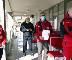 Krapina, 02.04.2020. - Djelatnici i volonteri Gradskog društva Crvenog križa Krapina obilaze oboljele od koronavirusa koji se nalaze na kućnom liječenju, a kako se provodi ovaj pilot-projekt u četvrtak su došli provjeriti izvršni predsjednik Hrvatskog Crvenog križa Robert Markt i pomoćnik ministra unutarnjih poslova za civilnu zaštitu Damir Trut. 
foto HINA/ Siniša KALAJDŽIJA/ ml