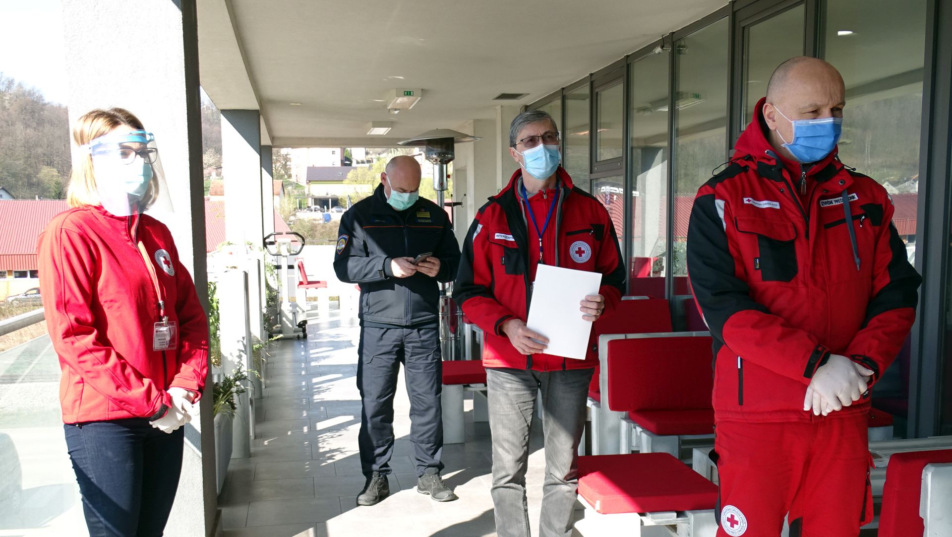 Krapina, 02.04.2020. - Djelatnici i volonteri Gradskog društva Crvenog križa Krapina obilaze oboljele od koronavirusa koji se nalaze na kućnom liječenju, a kako se provodi ovaj pilot-projekt u četvrtak su došli provjeriti izvršni predsjednik Hrvatskog Crvenog križa Robert Markt i pomoćnik ministra unutarnjih poslova za civilnu zaštitu Damir Trut. 
foto HINA/ Siniša KALAJDŽIJA/ ml