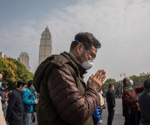 epaselect epa08342315 People observe three minutes of silence to mourn for the coronavirus and COVID-19 victims in Wuhan, China, 04 April 2020. On 04 April, China held nation-wide mourning for people who died during the outbreak of coronavirus and COVID-19.  EPA/ROMAN PILIPEY