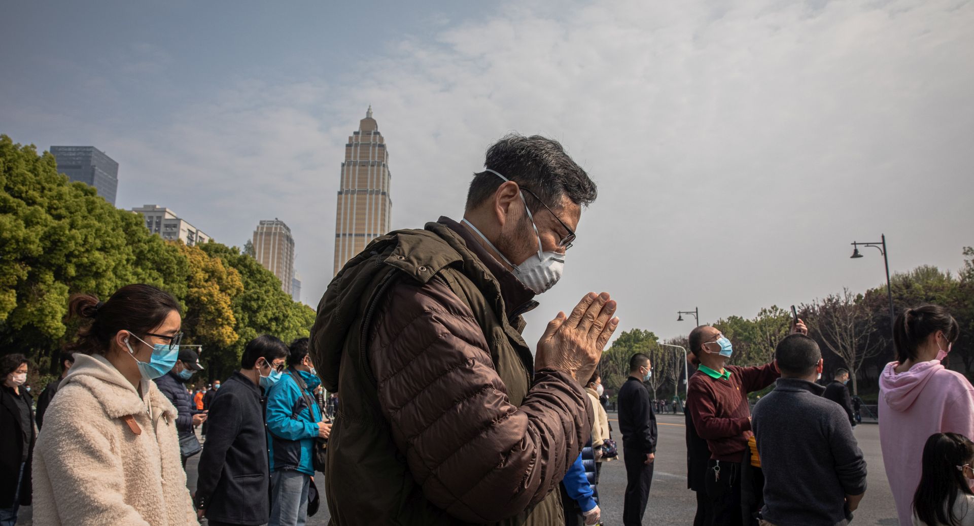 epaselect epa08342315 People observe three minutes of silence to mourn for the coronavirus and COVID-19 victims in Wuhan, China, 04 April 2020. On 04 April, China held nation-wide mourning for people who died during the outbreak of coronavirus and COVID-19.  EPA/ROMAN PILIPEY