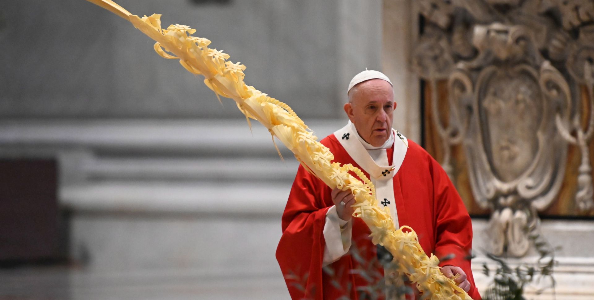 epa08343761 Pope Francis holds a palm branch as he celebrates Palm Sunday mass behind closed doors in St. Peter's Basilica, Vatican, 05 April 5, 2020,, during the lockdown to stem the spread of the COVID-19 infection, caused by the novel coronavirus.  EPA/ALBERTO PIZZOLI / POOL
