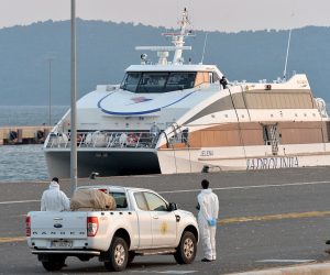 Zadar, 05.04.2020. - u zadarsku luku Gaenica veèeras je uplovio katamaran 'Jelena' s putnicima iz Ancone.
foto HINA/ ik
