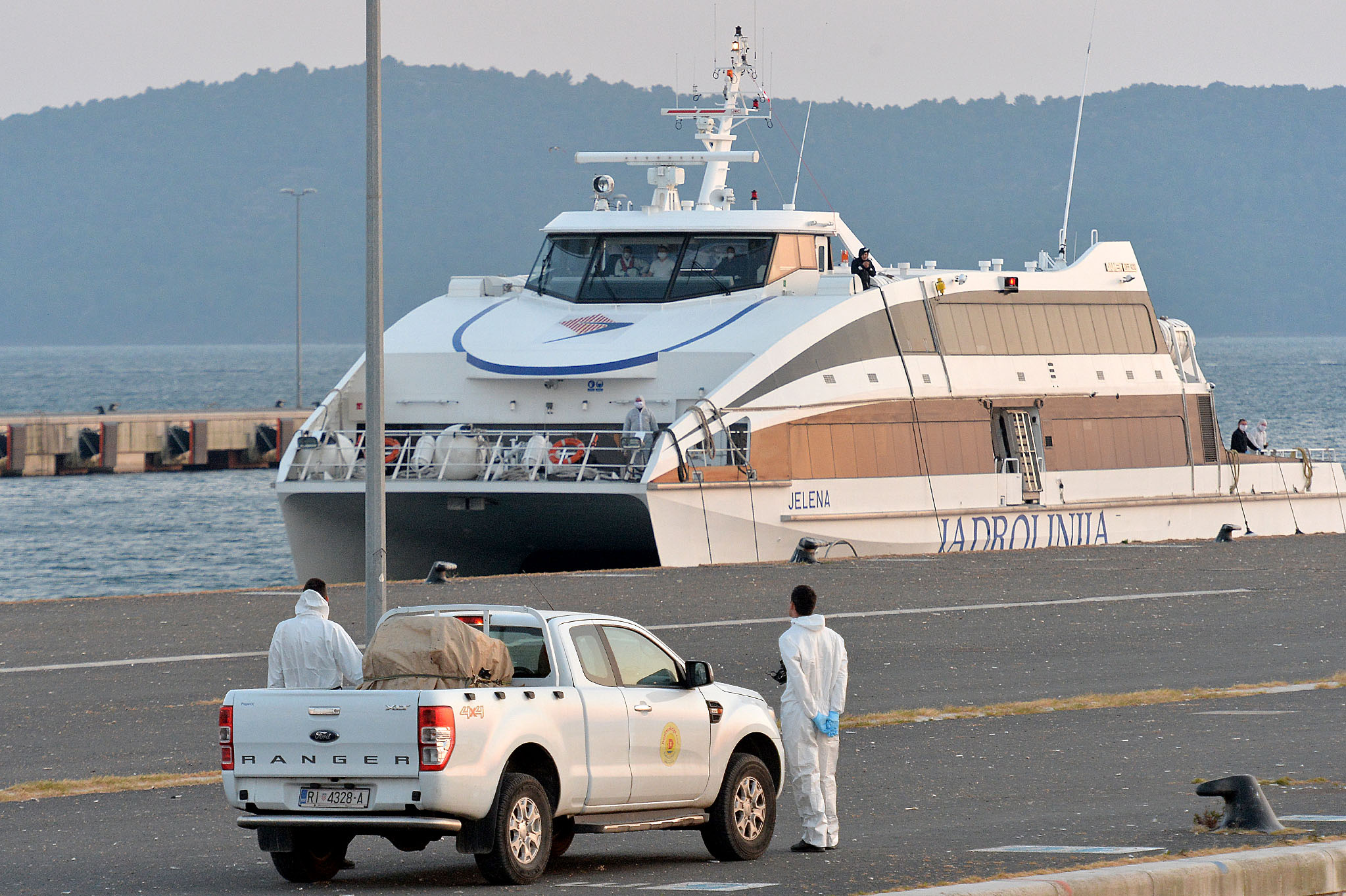 Zadar, 05.04.2020. - u zadarsku luku Gaenica veèeras je uplovio katamaran 'Jelena' s putnicima iz Ancone.
foto HINA/ ik
