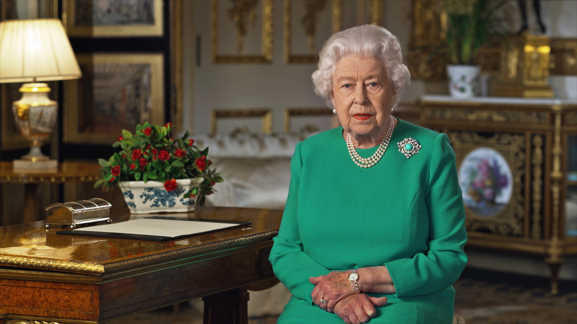 epa08344672 A handout photo made available on 05 April 2020 by the Buckingham Palace of Queen Elizabeth II during her address to the nation and the Commonwealth in relation to the coronavirus epidemic. The address was recorded at Windsor Castle. 
**NOTE TO EDITORS: This handout photo may only be used in for editorial reporting purposes for the contemporaneous illustration of events, things or the people in the image or facts mentioned in the caption. Reuse of the picture may require further permission from the copyright holder.**  EPA/BUCKINGHAM PALACE  HANDOUT EDITORIAL USE ONLY/NO SALES