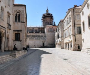 Dubrovnik, 07.04.2020. - Dubrovèani se velikom veæinom pridravaju mjera izolacije pa je na pojedinim mjestima pustog Straduna s vremenom izrasla trava. 
foto HINA/ ua