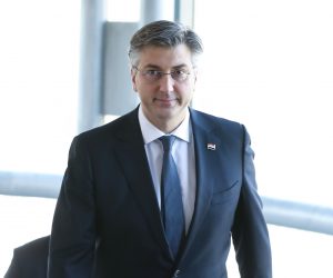 Zagreb, 07.04.2020. - Koordinacija za sustav domovinske sigurnosti, gdje se razgovaralo o aktualnom stanju i poduzetim aktivnostima vezanim za koronavirus u Hrvatskoj i djelovanju sustava domovinske sigurnosti nakon potresa u Zagrebu i okolici. Na fotografiji Andrej Plenković.
foto HINA/ Admir BULJUBAŠIĆ/ abu