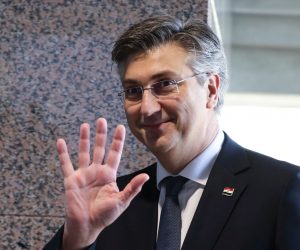 Zagreb, 07.04.2020. - Koordinacija za sustav domovinske sigurnosti, gdje se razgovaralo o aktualnom stanju i poduzetim aktivnostima vezanim za koronavirus u Hrvatskoj i djelovanju sustava domovinske sigurnosti nakon potresa u Zagrebu i okolici. Na fotografiji Andrej Plenković.
foto HINA/ Admir BULJUBAŠIĆ/ abu