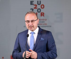 Zagreb, 07.04.2020. - Ministar vanjskih i europskih poslova Gordan Grlić Radman sudjelovao je na video-konferenciji neformalnog Vijeća za vanjske poslove u razvojnom formatu iz Nacionalne sveučilišne knjižnice. Na fotografiji Gordan Grlić Radman.
foto HINA/ Admir BULJUBAŠIĆ/ abu