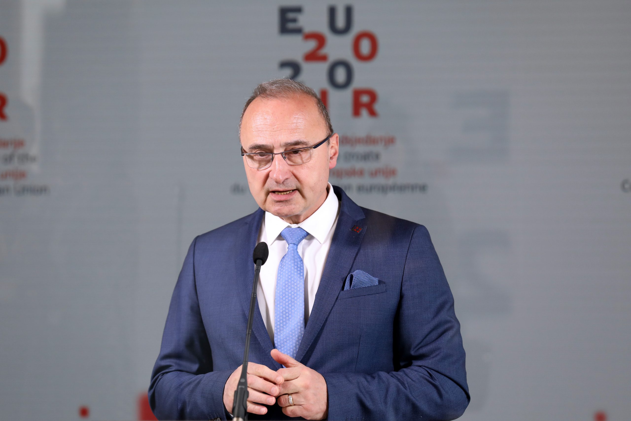Zagreb, 07.04.2020. - Ministar vanjskih i europskih poslova Gordan Grlić Radman sudjelovao je na video-konferenciji neformalnog Vijeća za vanjske poslove u razvojnom formatu iz Nacionalne sveučilišne knjižnice. Na fotografiji Gordan Grlić Radman.
foto HINA/ Admir BULJUBAŠIĆ/ abu