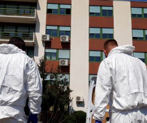 Split, 8.4.2020 - U 13.30 sati poèela je dezinfekcija drugog kata Doma za starije i nemoæne osobe u Vukovarskoj ulici u Splitu iz kojeg je evakuirano i u bolnicu sinoæ i jutros prebaèeno 50 korisnika od kojih je desetero zaraeno koronavirusom. Pred Dom su stigla tri djelatnika upanijskog Nastavnog zavoda za javno zdravstvo koji su pod punom opremom uli u Dom, gdje æe sljedeæa dva i pol sata dezinficirati 25 soba tiæenika. 
foto HINA/ aklina JURIÆ/ ua