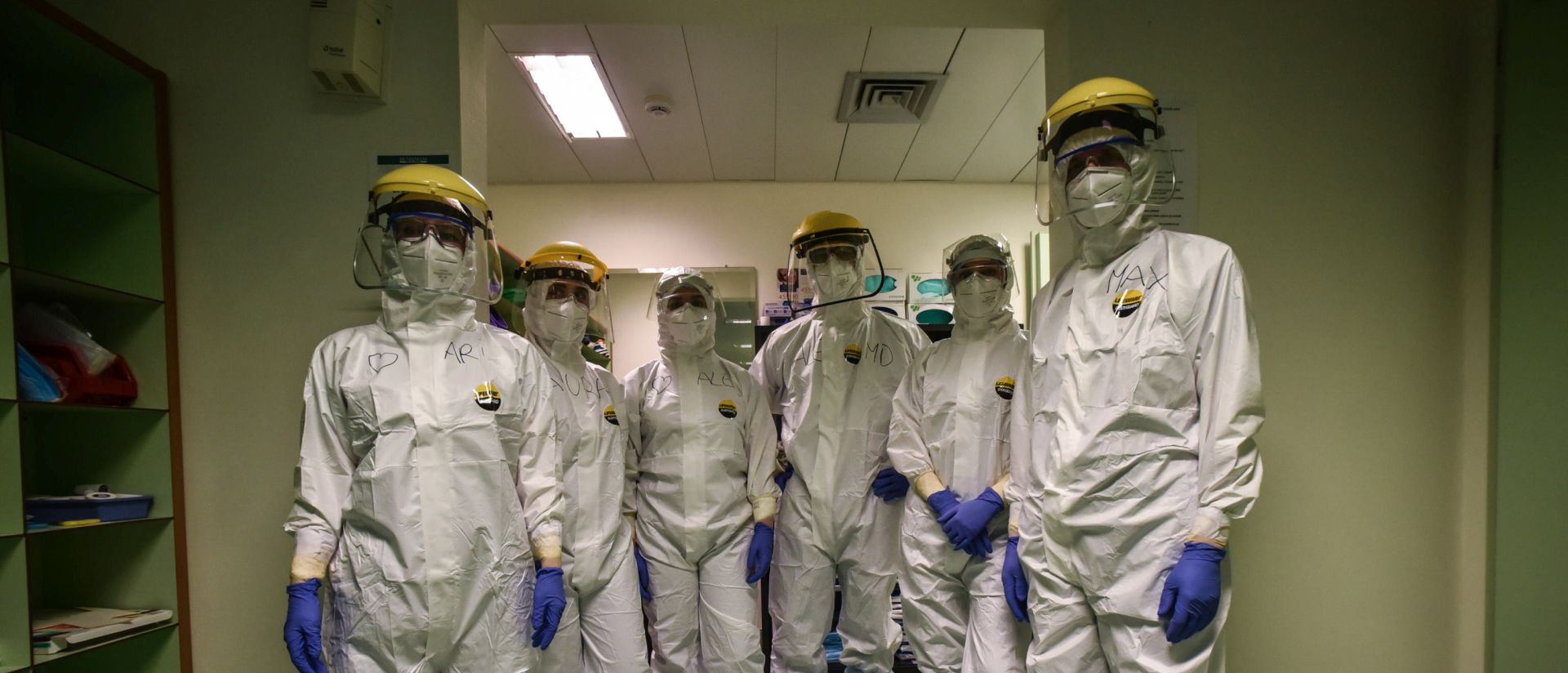 epa08350867 Dressing operations for doctors and nurses in the Covid-19 ward of Humanitas Hospital in Rozzano, near Milan, Italy, 08 April 2020. Italy is under lockdown in an attempt to stop the widespread of the Sars-Cov-2 coronavirus causing the Covid-19 disease.  EPA/Matteo Corner