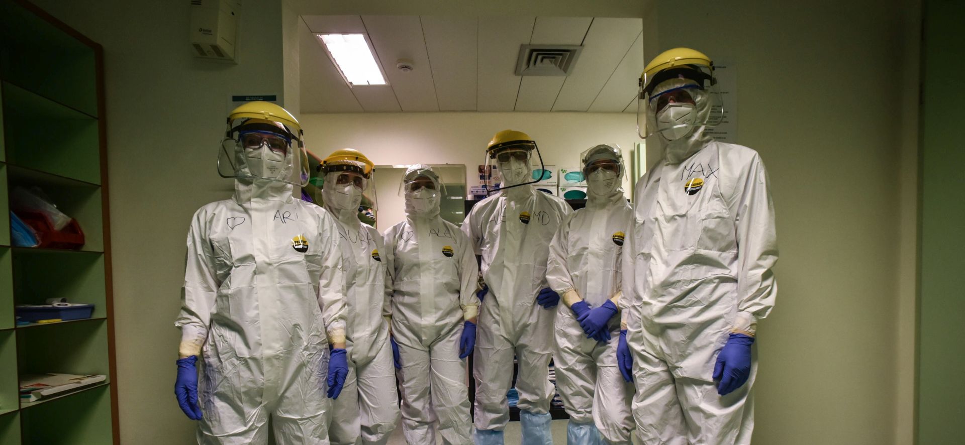 epa08350867 Dressing operations for doctors and nurses in the Covid-19 ward of Humanitas Hospital in Rozzano, near Milan, Italy, 08 April 2020. Italy is under lockdown in an attempt to stop the widespread of the Sars-Cov-2 coronavirus causing the Covid-19 disease.  EPA/Matteo Corner