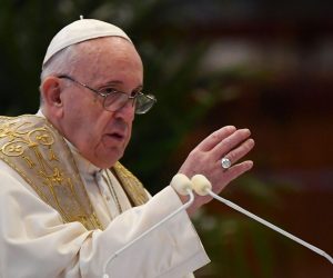 epa08358615 Pope Francis delivers his Urbi et Orbi message and gives Easter blessing following Easter Sunday Mass behind closed doors at St. Peter's Basilica in The Vatican, 12 April 2020. The mass is held behind closed doors during the lockdown aimed at curbing the spread of the COVID-19 infection, caused by the novel coronavirus.  EPA/ANDREAS SOLARO / POOL