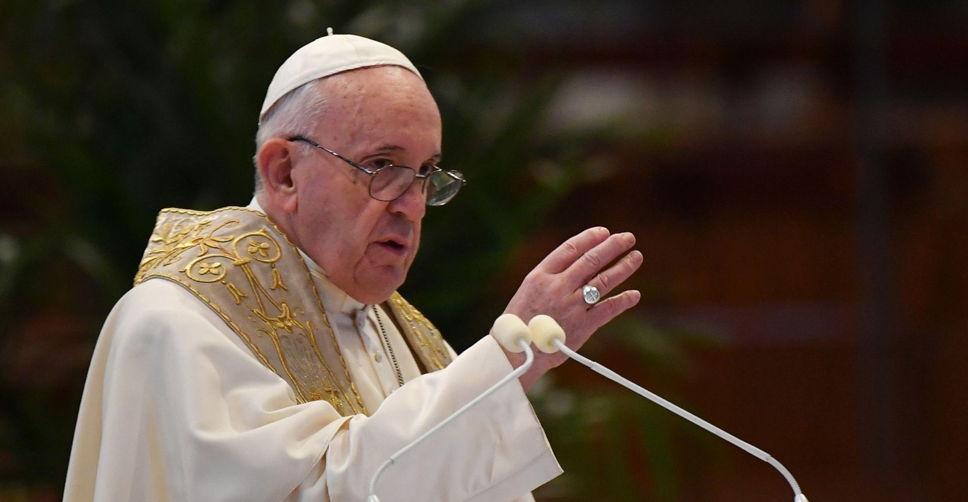 epa08358615 Pope Francis delivers his Urbi et Orbi message and gives Easter blessing following Easter Sunday Mass behind closed doors at St. Peter's Basilica in The Vatican, 12 April 2020. The mass is held behind closed doors during the lockdown aimed at curbing the spread of the COVID-19 infection, caused by the novel coronavirus.  EPA/ANDREAS SOLARO / POOL