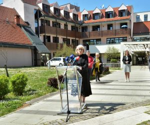 Karlovac, 17.4.2020 - Karlovaèki Dom za starije i nemoæne "Sv. Antun" preao je u petak na sedmodnevnu karantenu, to znaèi da æe zaposleni sedam dana raditi i ivjeti s korisnicima bez odlaska kuæi, a ministrica Vesna Bedekoviæ poruèila je iz Karlovca i ostalim domovima da bi to prije trebali poèeti tako raditi. Na slici ministrica za demografiju i socijalnu politiku Vesna Bedekoviæ. 
foto HINA/ Mladen VOLARIÆ/ ua