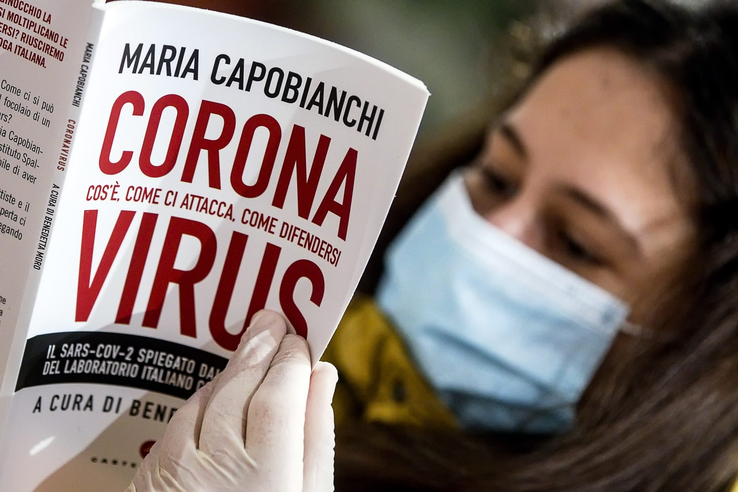 epa08372647 People wear the protective mask inside a book store during the emergency blockade of the Coronavirus Covid-19 in Rome, Italy, 20 April 2020. Italy has begun partially lifting the coronavirus lockdown in three macro areas. The measures will be evaluated after 15 days to see if containment measures are working.  EPA/ANGELO CARCONI