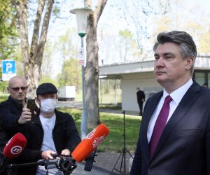 Jasenovac, 22.04.2020 -  Dravni vrh i izaslanici nacionalnih manjina i antifaista u Jasenovcu su podno spomenika "Kameni cvijet" poloili vijenac i cvijece u spomen na rtve ustakoga logora Jasenovac, na 75. obljetnicu proboja posljednjih zatvorenika. Na slici predsjednik Republike Hrvatske Zoran Milanovic dao je izjavu za medije. foto HINA/ Damir SENCAR/ ds