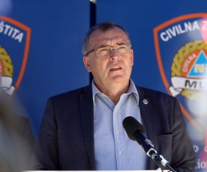 Zagreb, 23.04.2020 - U Hrvatskoj je u protekla 24 sata potvrden 31 slucaj novozaraenih koronavirusom, ukupno ih je do sada 1982, a dvoje pacijenata je umrlo u splitskoj bolnici, izvijestio je u cetvrtak Nacionalni stoer civilne zatite. Na slici ravnatelj Hrvatskog zavoda za javno zdravstvo Krunoslav Capak.
foto HINA/ POOL/ Damir SENCAR/ ds