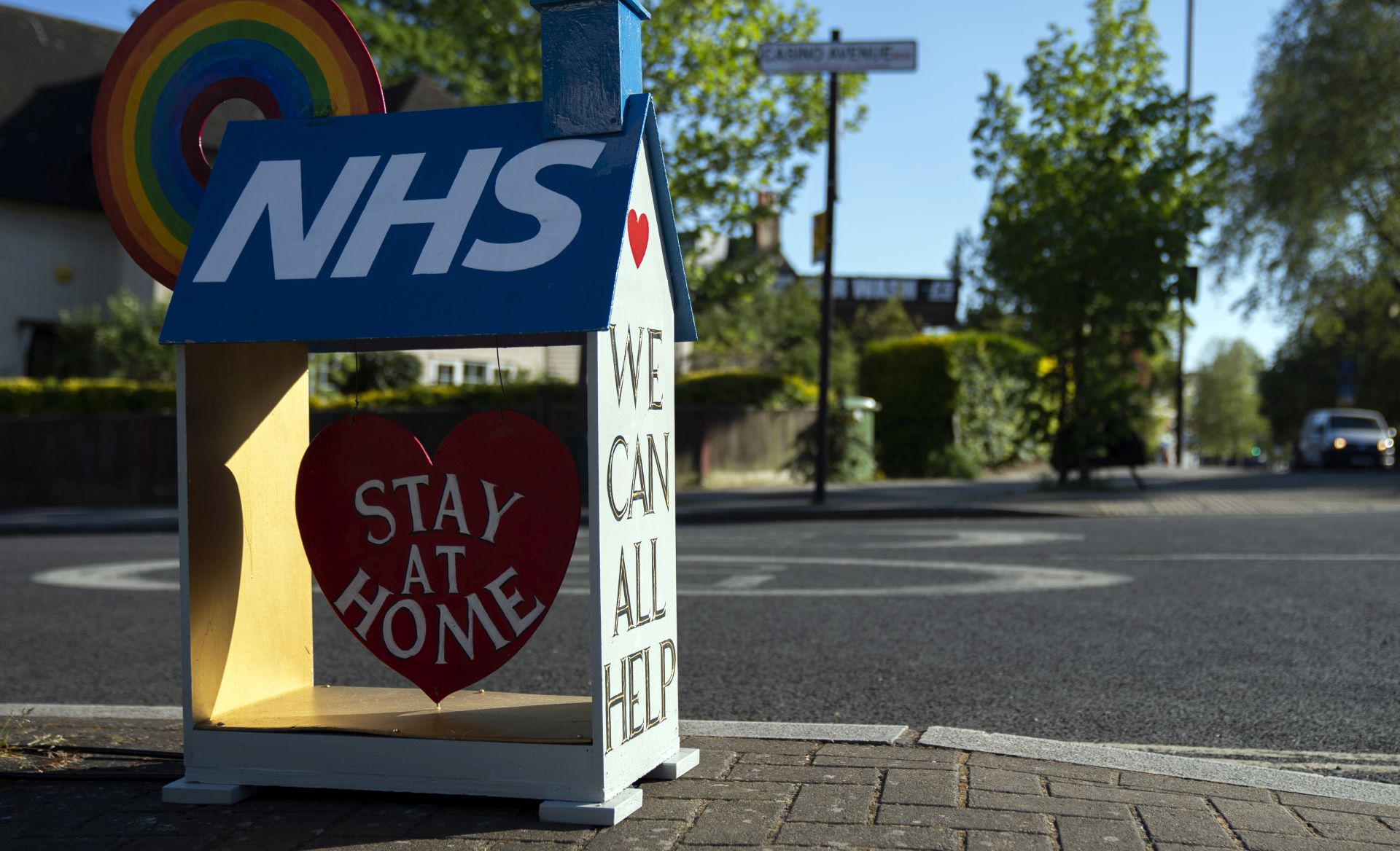 epa08384362 A sign dedicated to the National Health Service (NHS) in Herne Hill, London, Britain, 25 April, 2020. Britons are now in their fifth week of lockdown due to the Coronavirus pandemic. Countries around the world are taking increased measures to stem the widespread of the SARS-CoV-2 coronavirus which causes the Covid-19 disease.  EPA/WILL OLIVER