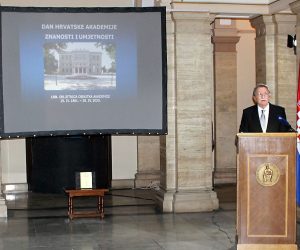 Zagreb, 29.4.2020.- Hrvatska akademija znanosti i umjetnosti (HAZU) proslavila je svoj Dan objavom imena dobitnika nagrada HAZU za najvia znanstvena i umjetnièka dostignuæa u RH u 2019., te pozivom hrvatskoj i europskoj javnost da pomogne obnoviti Zagreb u funkciji njegova iskoraka i novoga procvata. Na slici predsjednik HAZU-a akademik Velimir Neidhardt.
foto HINA/ HAZU/ ua