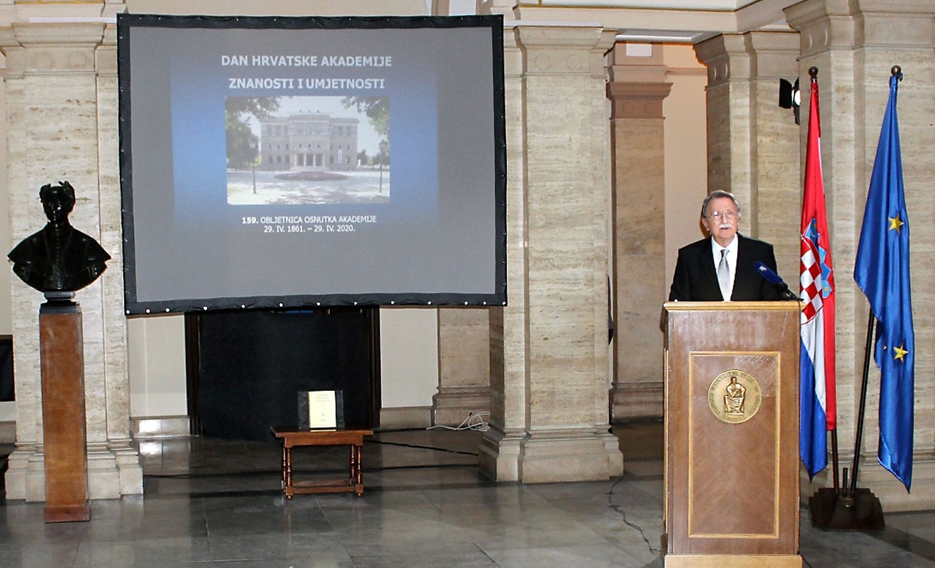 Zagreb, 29.4.2020.- Hrvatska akademija znanosti i umjetnosti (HAZU) proslavila je svoj Dan objavom imena dobitnika nagrada HAZU za najvia znanstvena i umjetnièka dostignuæa u RH u 2019., te pozivom hrvatskoj i europskoj javnost da pomogne obnoviti Zagreb u funkciji njegova iskoraka i novoga procvata. Na slici predsjednik HAZU-a akademik Velimir Neidhardt.
foto HINA/ HAZU/ ua