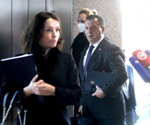 02.04.2020., Zagreb - Vlada RH na svojoj 222. sjednici donosi travanjski paket mjera za pomoc gospodarstvu za vrijeme trajanja epidemije koronavirusa. Minsitrica poljoprivrede Marija Vuckovic, ministar zdravstva Vili BerosPhoto: Patrik Macek/PIXSELL