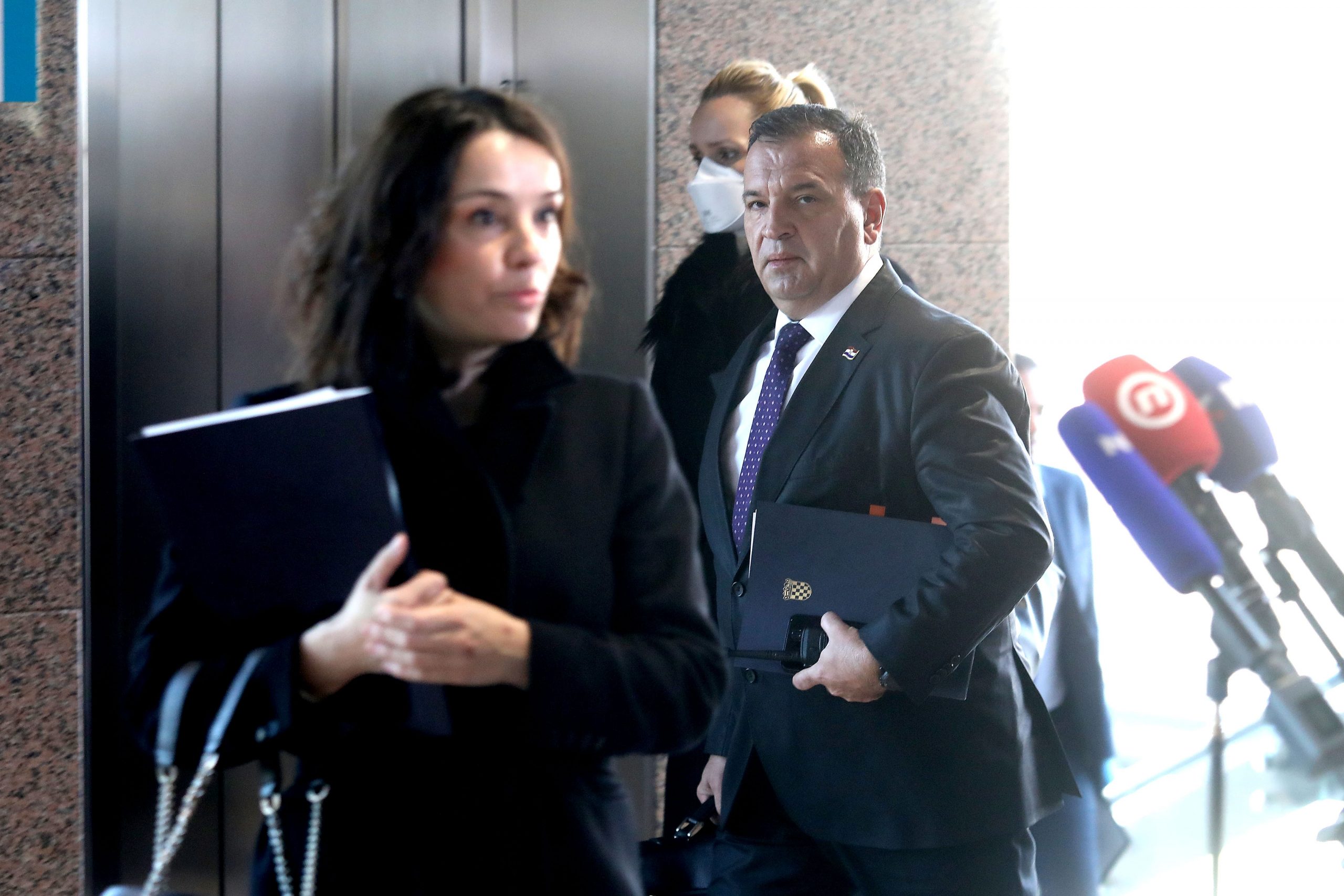 02.04.2020., Zagreb - Vlada RH na svojoj 222. sjednici donosi travanjski paket mjera za pomoc gospodarstvu za vrijeme trajanja epidemije koronavirusa. Minsitrica poljoprivrede Marija Vuckovic, ministar zdravstva Vili BerosPhoto: Patrik Macek/PIXSELL