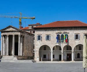 01.04.2020., Pula - Uslijed pandemije COVID-19 gradjani se drze mjera samoizolacije pa su ulice grada prazne. Photo: Srecko Niketic/PIXSELL