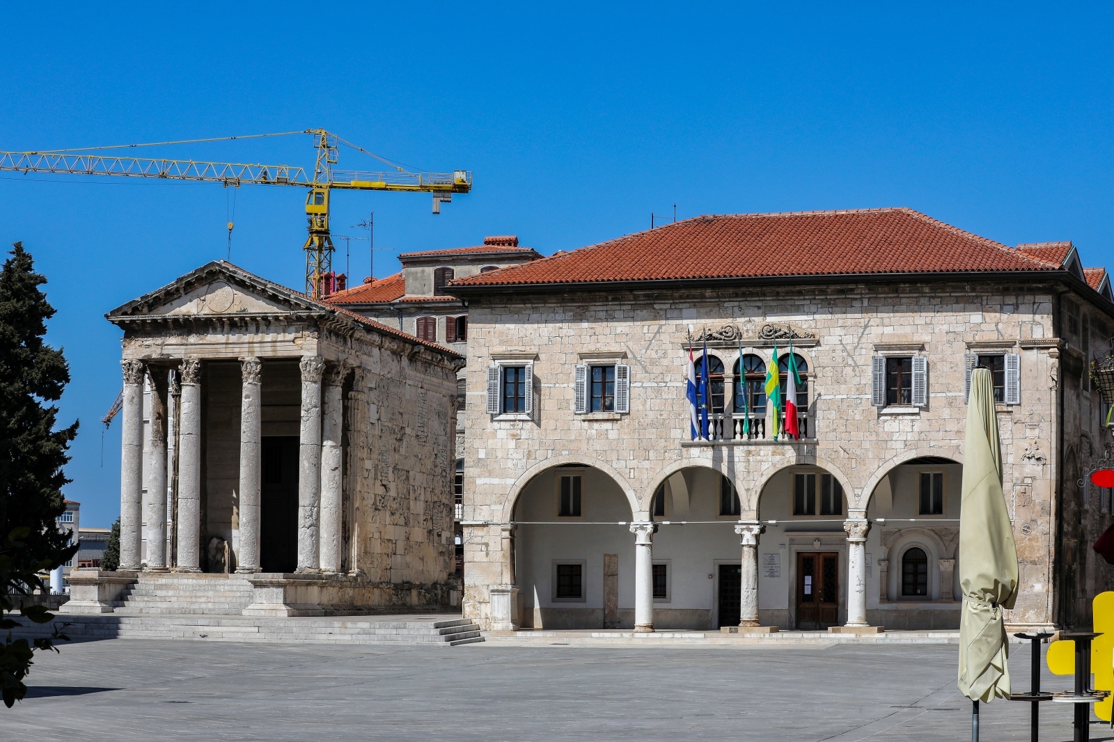 01.04.2020., Pula - Uslijed pandemije COVID-19 gradjani se drze mjera samoizolacije pa su ulice grada prazne. Photo: Srecko Niketic/PIXSELL