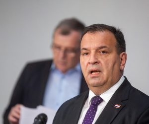 02.04.2020., Zagreb - Nacionalni stozer civilne zastite odrzao je konferenciju za medije o najnovijim detaljima sirenja koronavirusa u Hrvatskoj. Ministar zdravstva Vili Beros. Photo: POOL/FAH