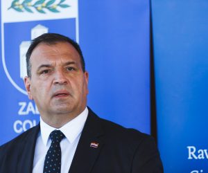 03.04.2020., Zadar - Konferencija za medije Stozera civilne zastite Zadarske zupanije. Ministar zdravstva Vili Beros. Photo: Marko Dimic/PIXSELL